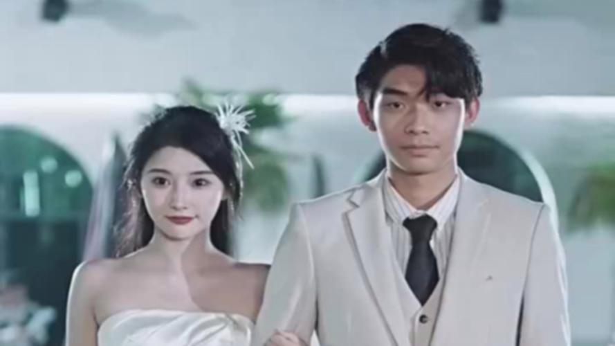 闪婚后她被顾总宠上天海报图